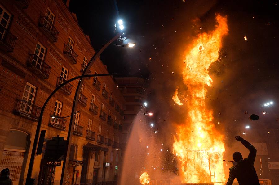 Con la quema de la Sardina y un espectáculo pirotécnico, Murcia despide sus Fiestas de Primavera.
