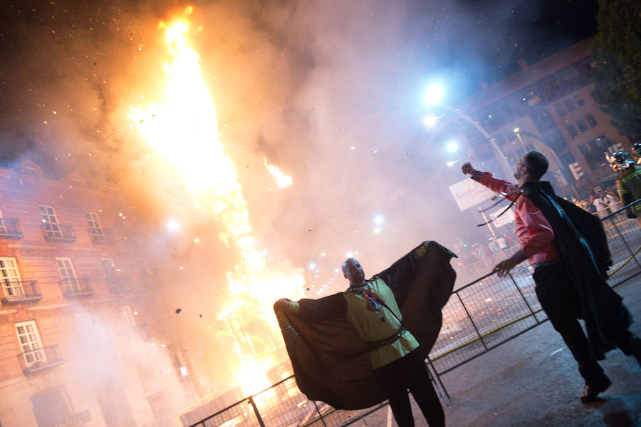 Con la quema de la Sardina y un espectáculo pirotécnico, Murcia despide sus Fiestas de Primavera.