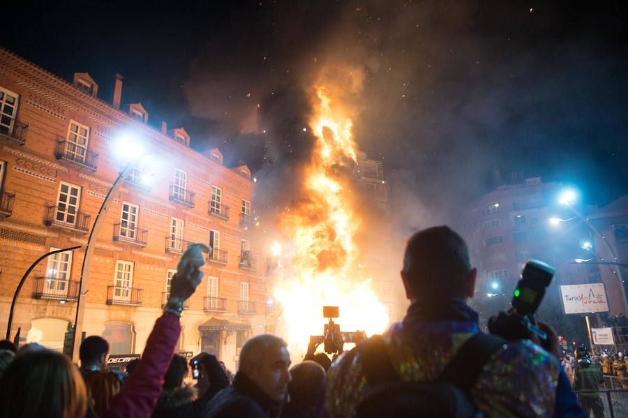 Con la quema de la Sardina y un espectáculo pirotécnico, Murcia despide sus Fiestas de Primavera.