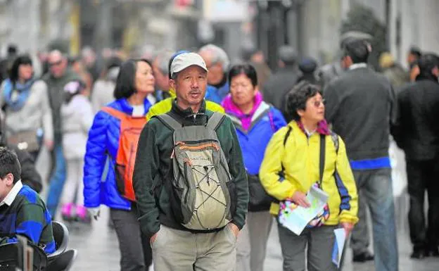 Turistas asiáticos recorren las calles del centro de Cartagena. 