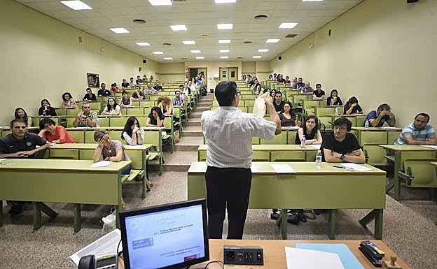 Un aula llena de opositores en el campus de Espinardo.