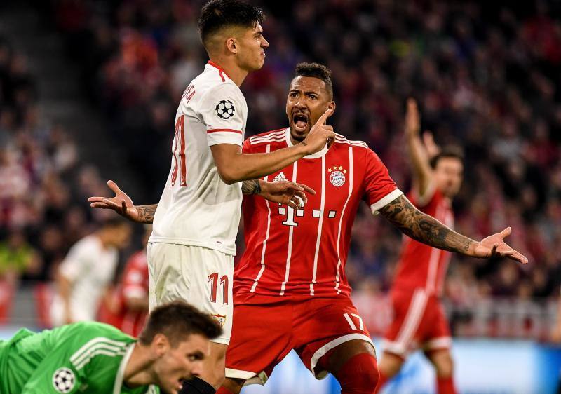 El Bayern de Múnich y el Sevilla, durante el choque de vuelta de cuartos de la Champions en el Allianz Arena.