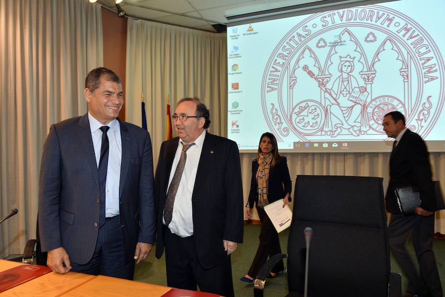 El expresidente de Ecuador pronunció la conferencia 'América Latina en disputa: retos y desafíos', en el Paraninfo del Campus de La Merced de Murcia