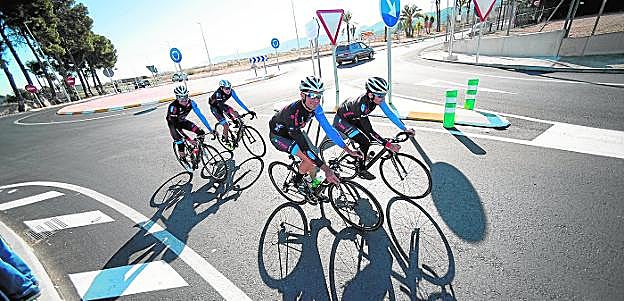 Ciclistas circulando ayer por la nueva intersección en la carretera regional RM-603.