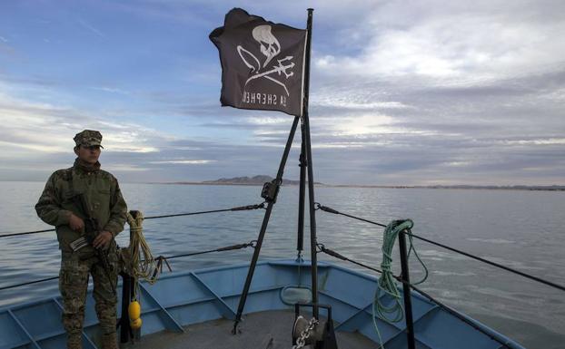 Un soldado hace guardia en uno de los barcos que navegan por el Golfo de California. 