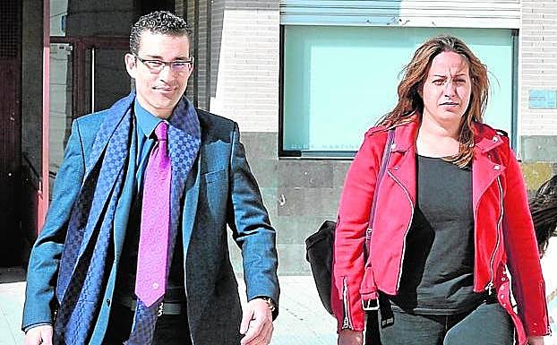 La edil Marisol Gracia, con el letrado Raúl Pardo-Geijo.