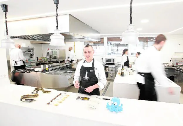 El cocinero Cristian Palacio, en la cocina del restaurante Barahonda.