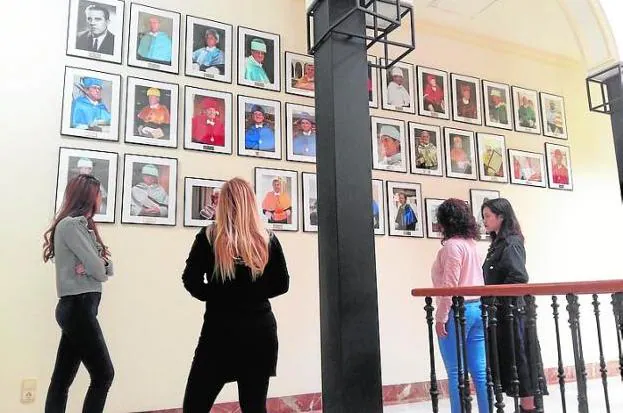 Galería de doctores 'honoris causa' en la sede del Rectorado.