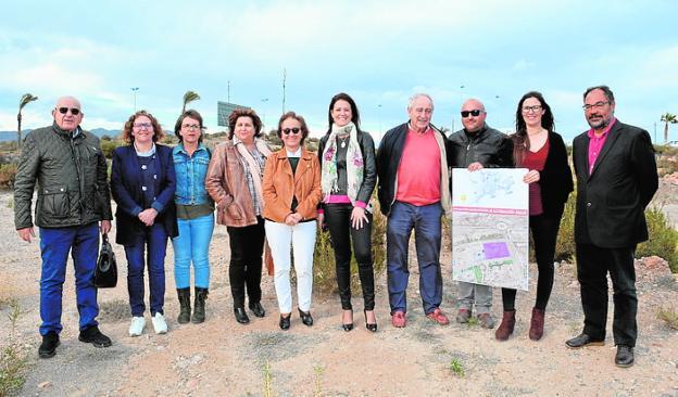 Moreno (5d), junto a otros miembros de la mesa.