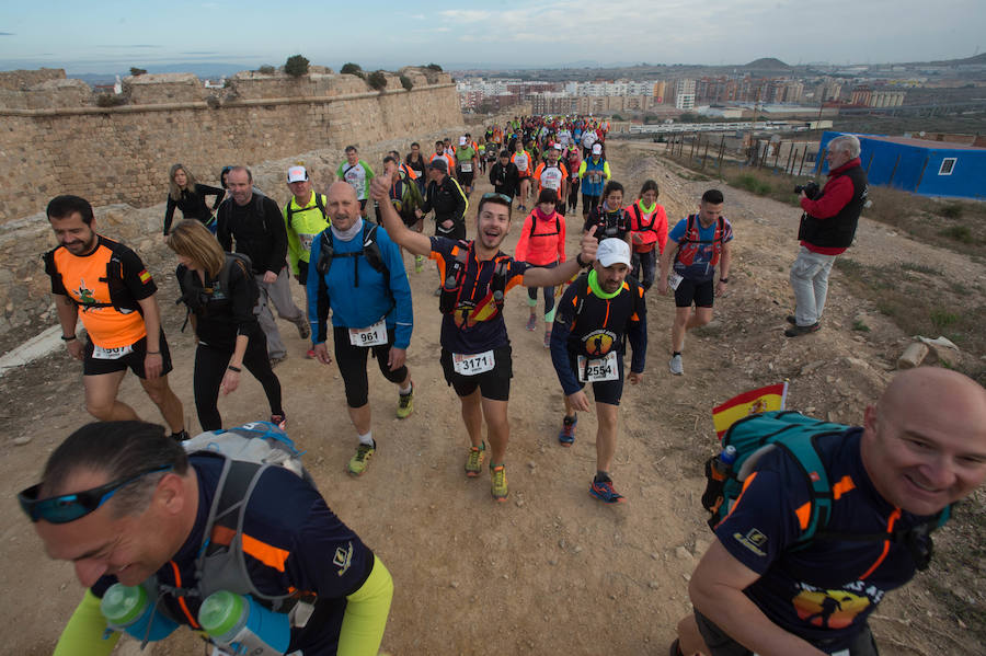 Unos 3.800 valientes parten con la primera luz del día al asalto de las baterías de costa de Cartagena