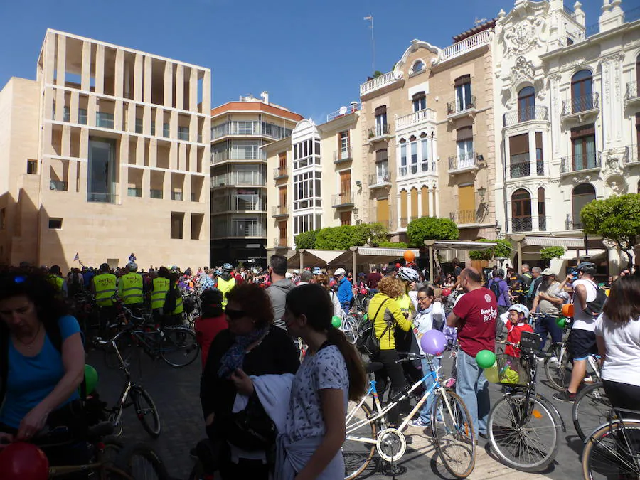 Unos 500 ciclistas participan en una marcha para reivindicar la implantación de medidas que fomenten el uso de la bicicleta en Murcia