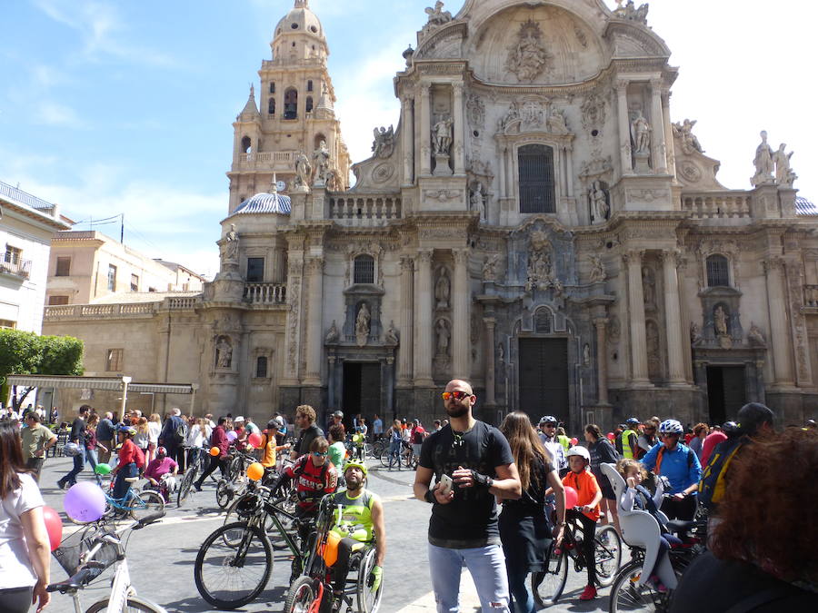 Unos 500 ciclistas participan en una marcha para reivindicar la implantación de medidas que fomenten el uso de la bicicleta en Murcia