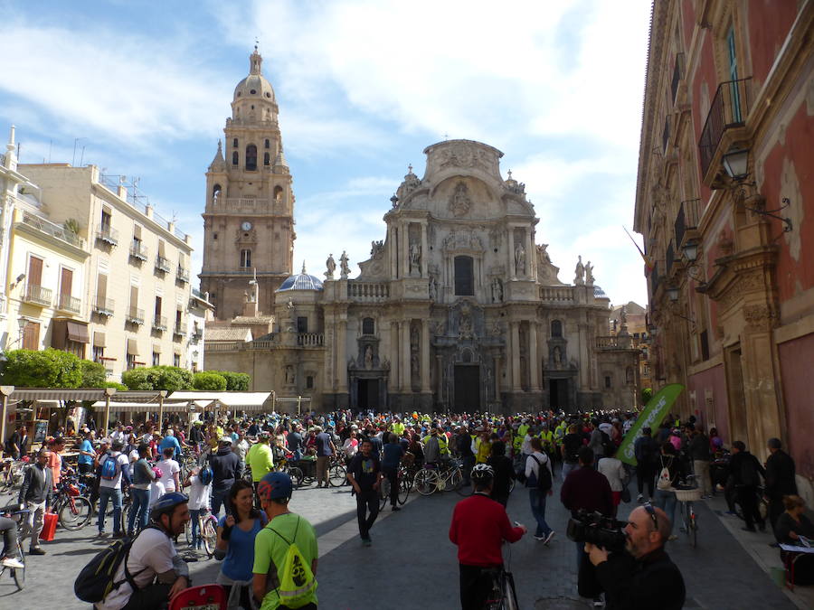 Unos 500 ciclistas participan en una marcha para reivindicar la implantación de medidas que fomenten el uso de la bicicleta en Murcia