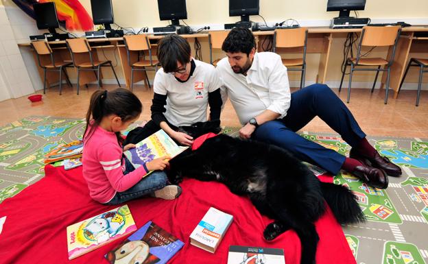 Perros 'lectores' como terapia en las aulas de Primaria