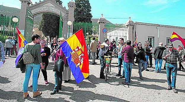 Participantes en el homenaje, en la puerta del camposanto.