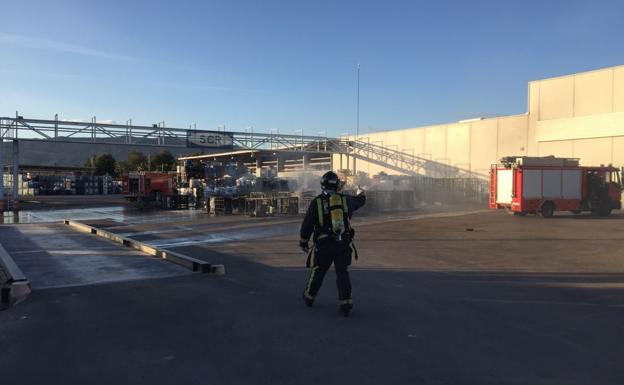 Los bomberos trabajan para extinguir el fuego.