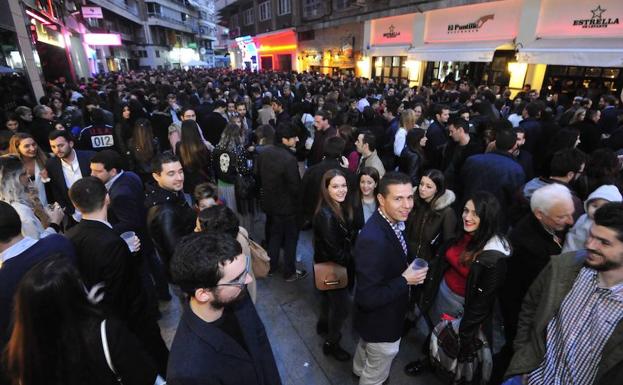 Ambiente de 'tardeo' en la calle Bartolomé Pérez Casas, en Murcia, durante la pasada Nochevieja.