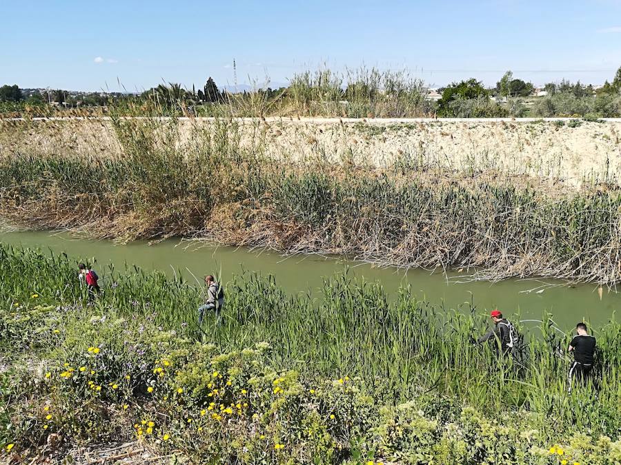 Los familiares instan a los cuerpos de seguridad a realizar una nueva búsqueda exhaustiva bajo las aguas del río Segura