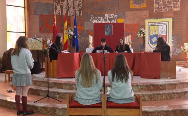 Alumnos del colegio Capuchinos de Murcia simulan la celebración de un juicio, ayer.