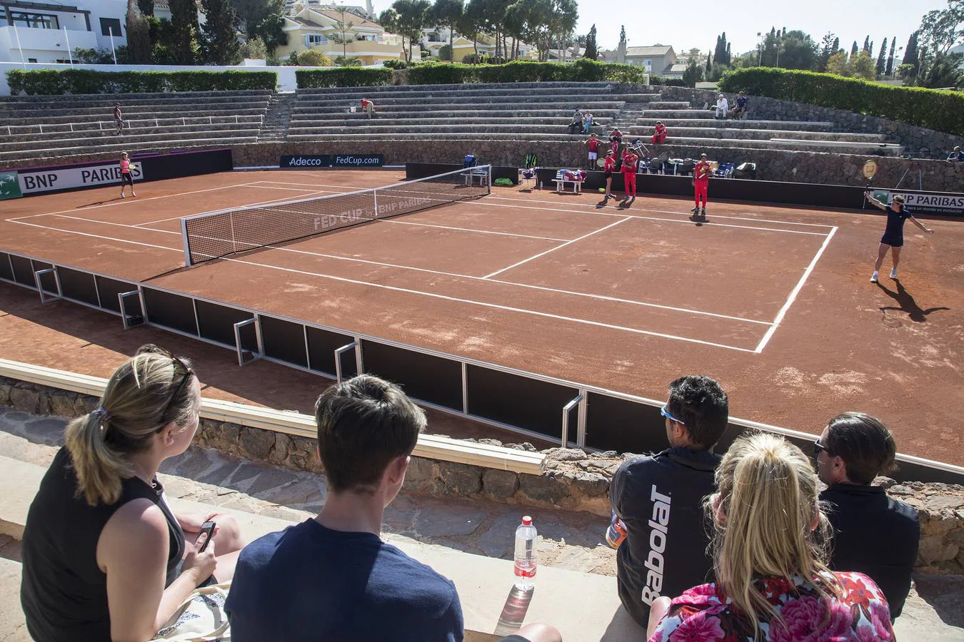 La yeclana María José Martínez, de 35 años, y la canaria Carla Suárez, de 29, fueron ayer las dos primeras jugadoras del equipo español de Copa Federación en tomar el pulso a la tierra batida del complejo de tenis de La Manga Club