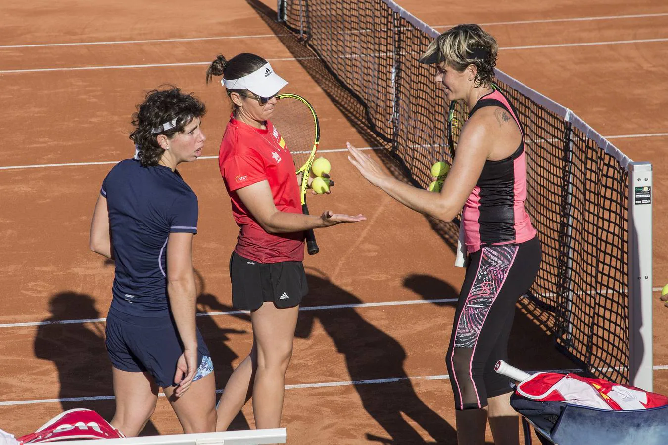 La yeclana María José Martínez, de 35 años, y la canaria Carla Suárez, de 29, fueron ayer las dos primeras jugadoras del equipo español de Copa Federación en tomar el pulso a la tierra batida del complejo de tenis de La Manga Club