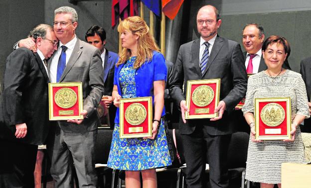 El ya exrector José Orihuela recibe el abrazo del exvicerrector Antonio Juan García en presencia de su equipo