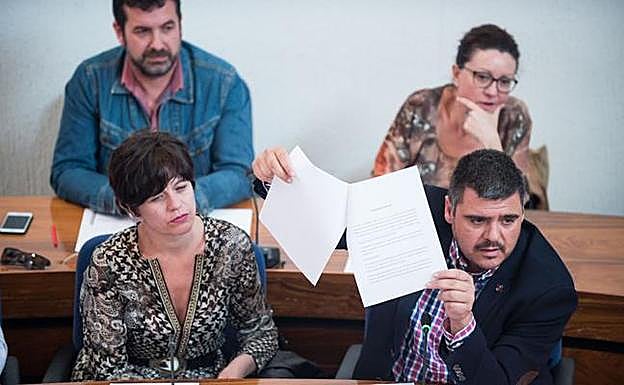 Esturillo muestra durante el Pleno una moción de censura. 