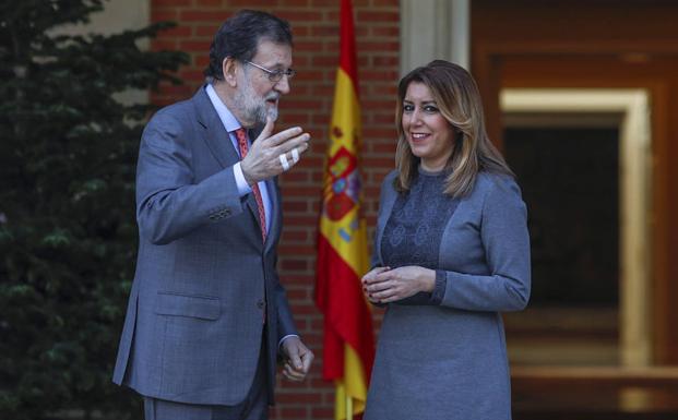 Rajoy conversa con Díaz este miércoles a las puertas de La Moncloa.