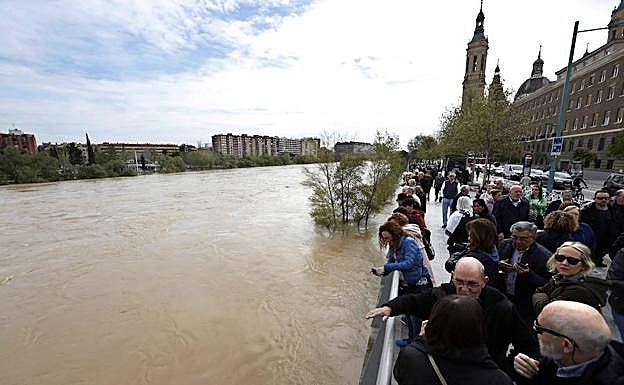 Crecida del Ebro desde el puente de Santiago, en Zaragoza.