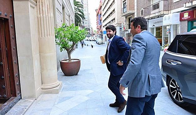 Fernando López Miras llegando a San Esteban esta misma mañana.