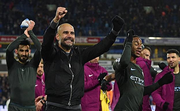 Pep Guardiola celebra el título de la Premier League. 