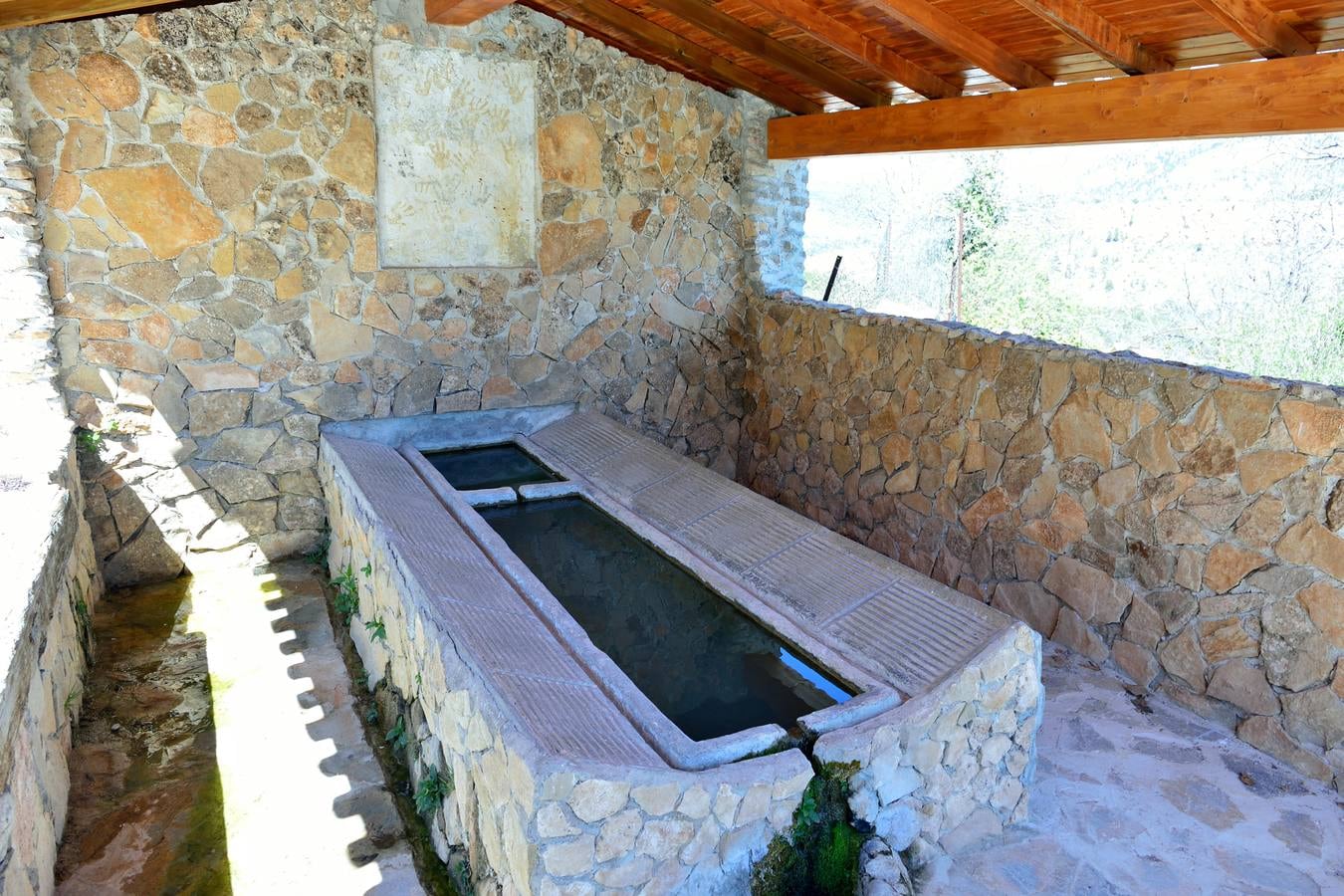 Fósiles, pozas y cursos de agua para disfrutar bajo los abrigos rupestres de los cortados del Torcal de Bojadillas