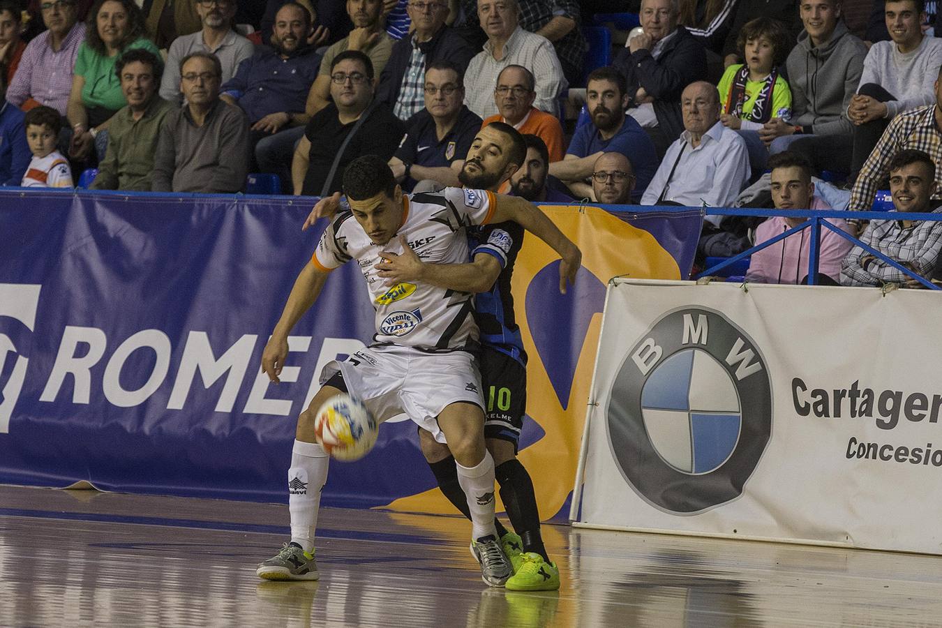 Las paradas del meta de Alcantarilla dan un punto a los cartageneros, que ahora necesitan ganar a Palma y alguna carambola para jugar el 'playoff'