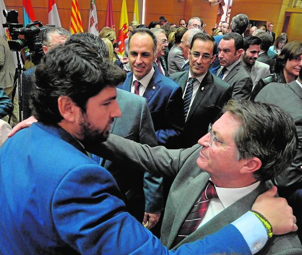 López Miras abraza a Francisco Jódar, en el acto de este sábado. 