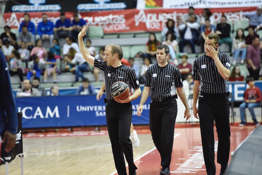 El equipo de Ibon Navarro se mantiene en los puestos de eliminatorias por el título arrasando al Tecnyconta Zaragoza en la segunda parte. La soledad de Neal por parte visitante – 31 puntos – contrastó con la fuerza como grupo del UCAM, con cuatro jugadores por encima de diez puntos