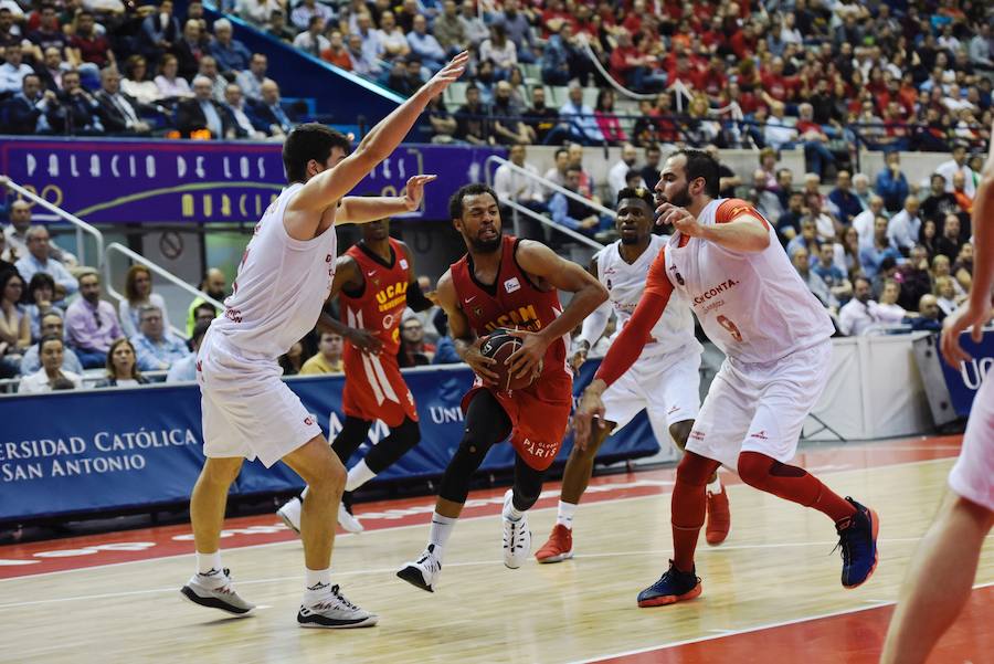 El equipo de Ibon Navarro se mantiene en los puestos de eliminatorias por el título arrasando al Tecnyconta Zaragoza en la segunda parte. La soledad de Neal por parte visitante – 31 puntos – contrastó con la fuerza como grupo del UCAM, con cuatro jugadores por encima de diez puntos