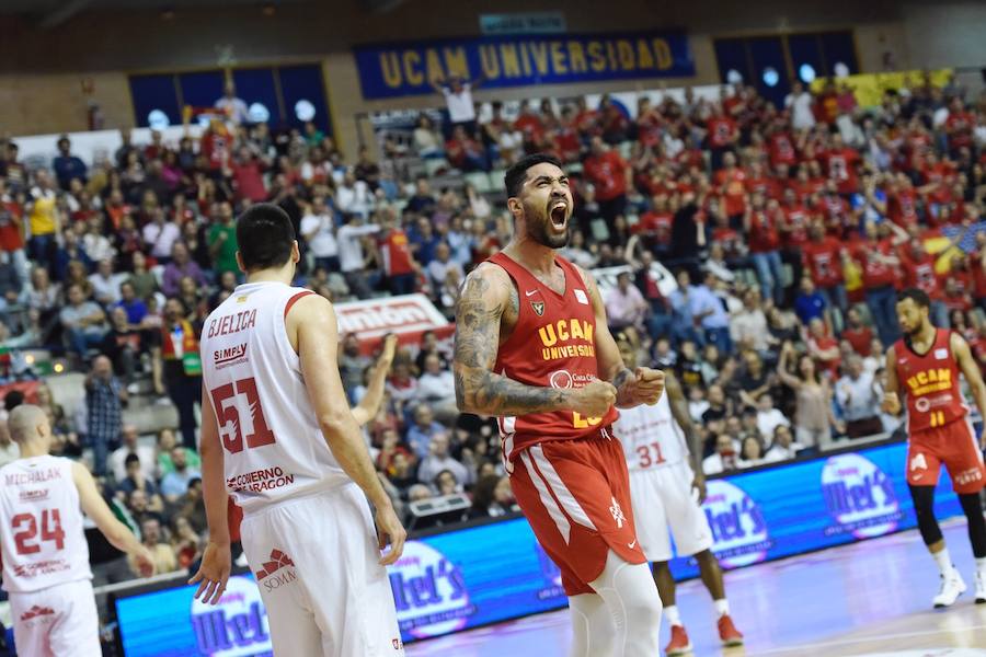 El equipo de Ibon Navarro se mantiene en los puestos de eliminatorias por el título arrasando al Tecnyconta Zaragoza en la segunda parte. La soledad de Neal por parte visitante – 31 puntos – contrastó con la fuerza como grupo del UCAM, con cuatro jugadores por encima de diez puntos