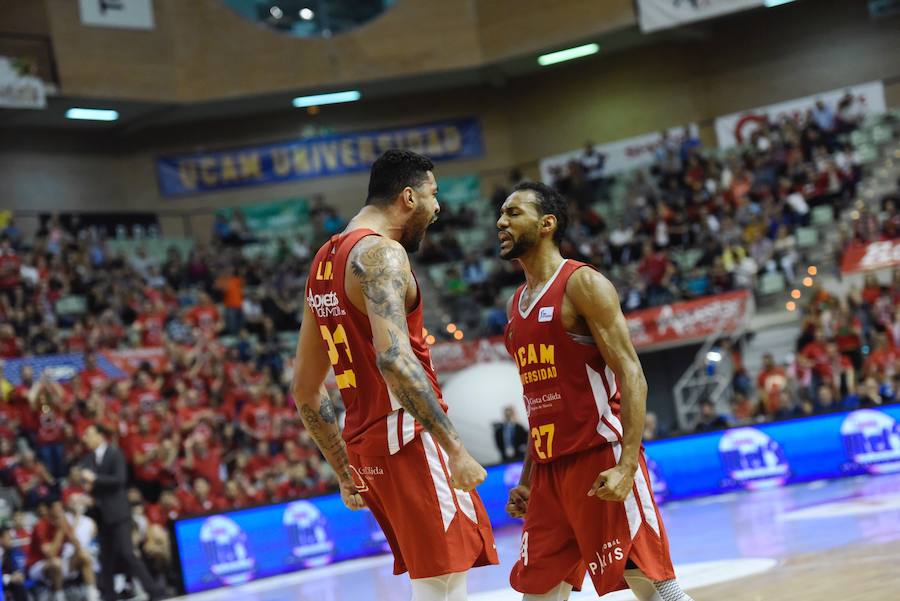 El equipo de Ibon Navarro se mantiene en los puestos de eliminatorias por el título arrasando al Tecnyconta Zaragoza en la segunda parte. La soledad de Neal por parte visitante – 31 puntos – contrastó con la fuerza como grupo del UCAM, con cuatro jugadores por encima de diez puntos