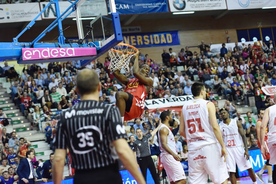 El equipo de Ibon Navarro se mantiene en los puestos de eliminatorias por el título arrasando al Tecnyconta Zaragoza en la segunda parte. La soledad de Neal por parte visitante – 31 puntos – contrastó con la fuerza como grupo del UCAM, con cuatro jugadores por encima de diez puntos