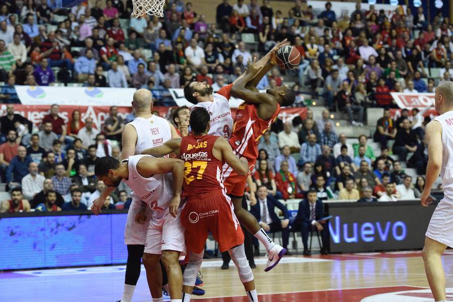 El equipo de Ibon Navarro se mantiene en los puestos de eliminatorias por el título arrasando al Tecnyconta Zaragoza en la segunda parte. La soledad de Neal por parte visitante – 31 puntos – contrastó con la fuerza como grupo del UCAM, con cuatro jugadores por encima de diez puntos