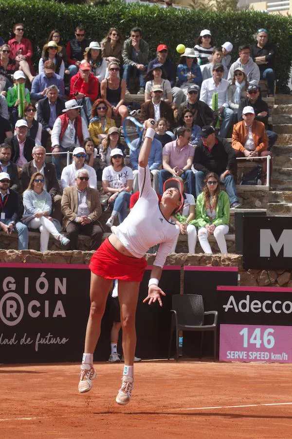 La tenista española sufrió para llevarse el primer set por 7-6 (2), pero se impuso con mucha claridad en el segundo (6-0)