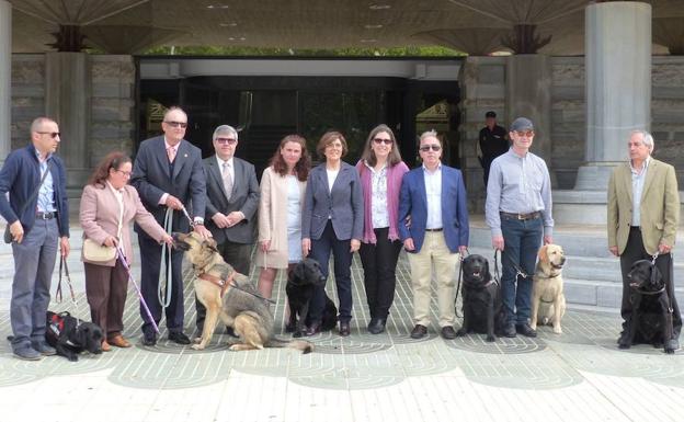 Miembros de la asociación, junto a Rosa Peñalver, durante su visita a la Asamblea.