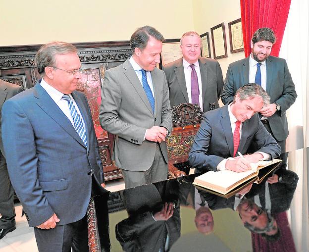 Patricio Valverde, Fulgencio Gil, Francisco Bernabé y López Miras, ayer con el ministro en Lorca.