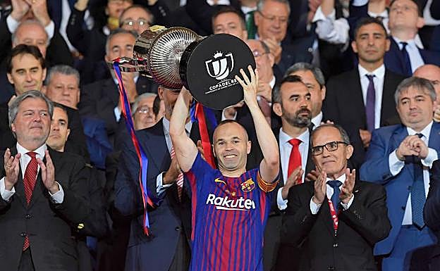 Andrés Iniesta levanta el trofeo de la Copa del Rey el pasado sábado. 