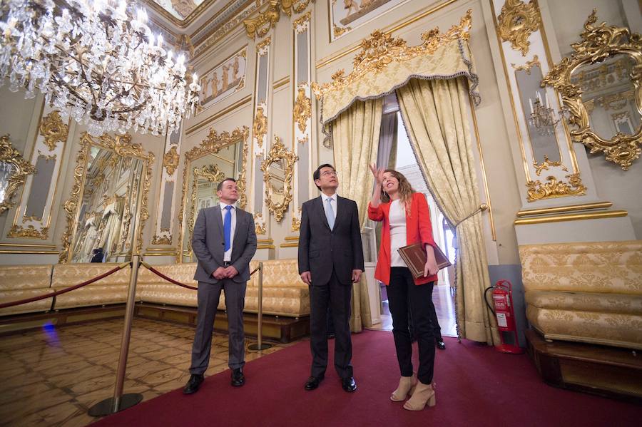 El embajador en España, Lyu Fan, explica el interés de los inversores asiáticos por la tecnología de riego desarrollada en la Región