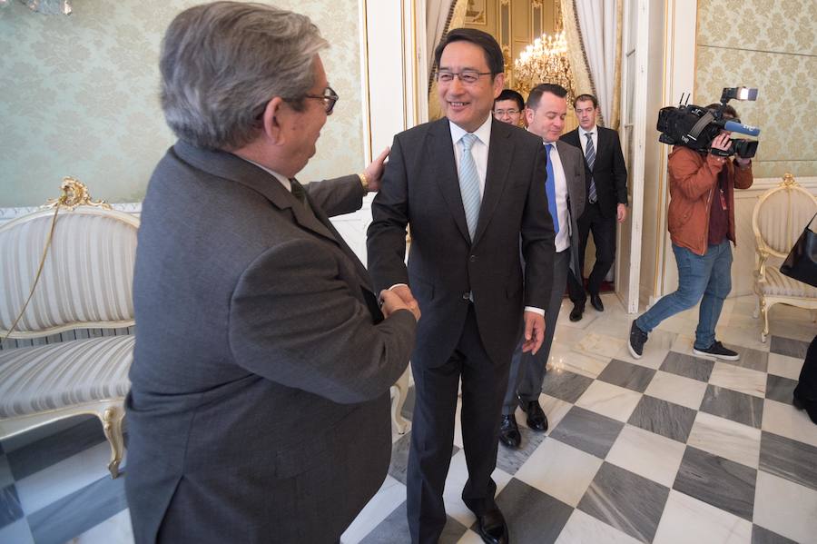 El embajador en España, Lyu Fan, explica el interés de los inversores asiáticos por la tecnología de riego desarrollada en la Región