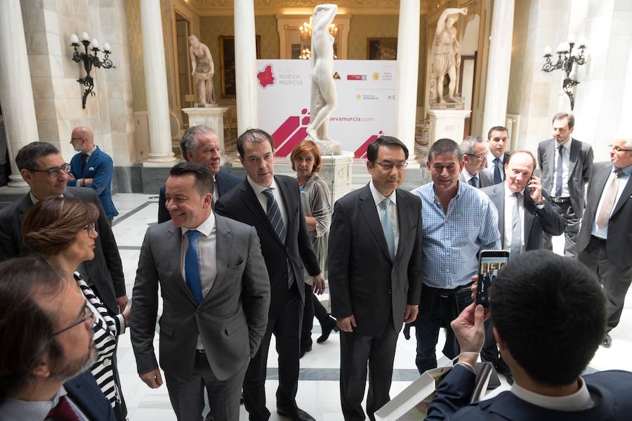 El embajador en España, Lyu Fan, explica el interés de los inversores asiáticos por la tecnología de riego desarrollada en la Región