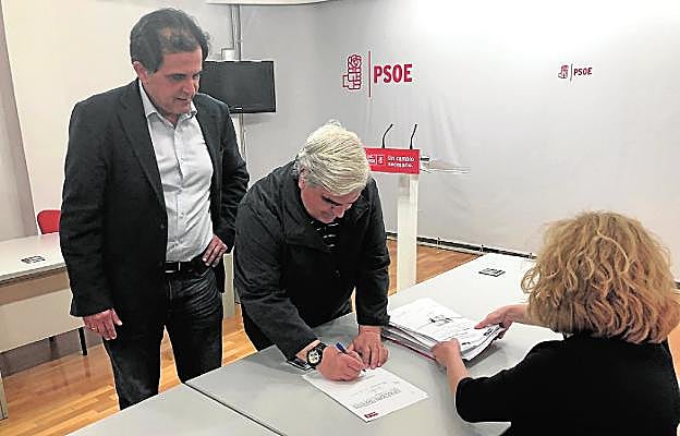 José Antonio Serrano (izquierda) ayer en la sede del PSOE, presentando sus avales.