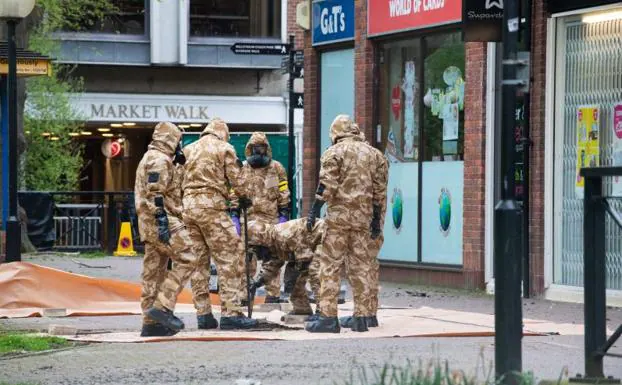 Personal militar realiza labores de descontaminación.