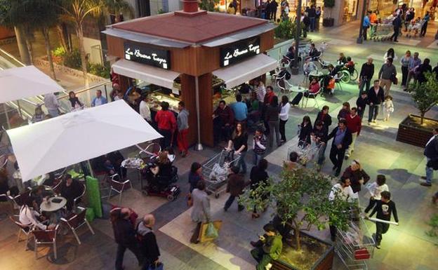 Imagen de archivo del Centro Comercial Thader abarrotado de gente en domingo. 